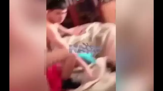 Муж поймал жену во время измена: порно видео на pechi35.ru Муж застал жену с любовником. Измена / Спалили