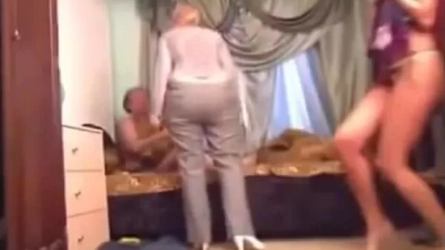 Жена спалила мужа с трансом и присоединилась | Транс порно видео