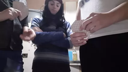 Порно видео девушки играют в карты на раздевание Порно видео девушки играют в карты на раздевание