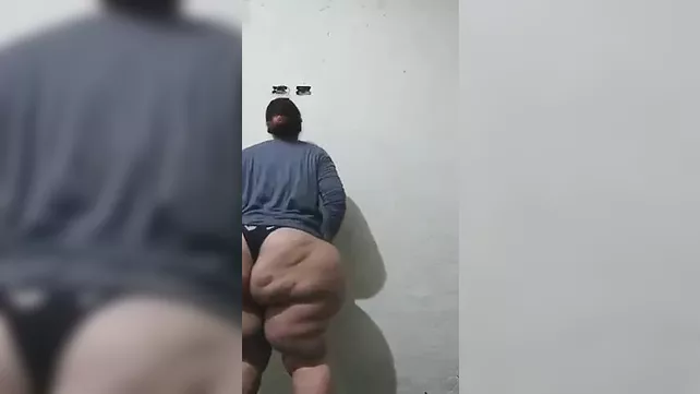 Пышная женушка крутит бедрами и возбуждает мужа, чтобы получить секс! Пышная женушка крутит бедрами и возбуждает мужа, чтобы получить секс!